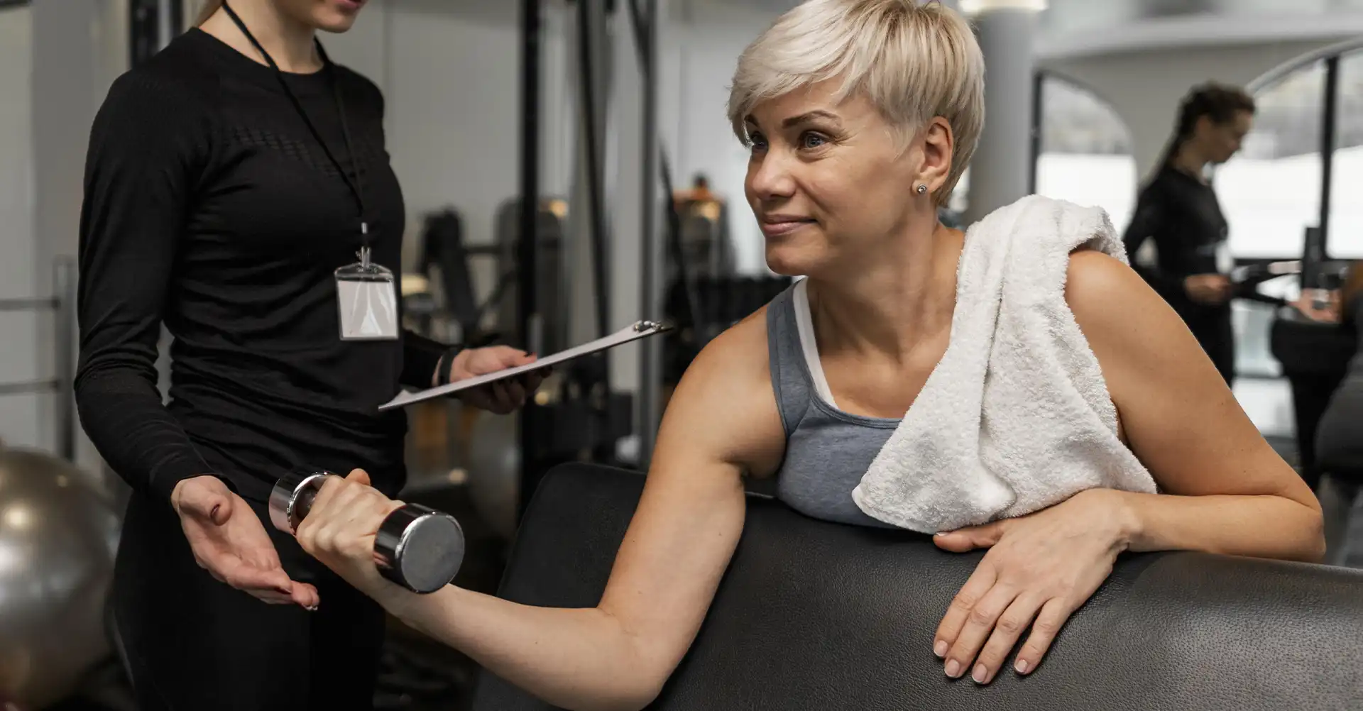 Musculação Feminina Após os 50 Anos: Guia de Força, Saúde e Longevidade